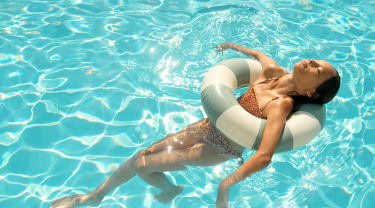 Pige i pool med badering